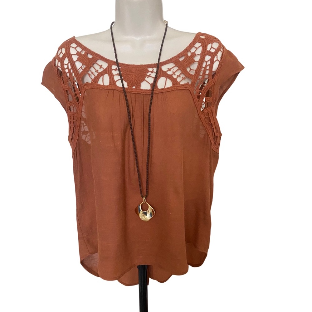 E&M Rustic Embroidered Blouse – Button Back, High-Low Hem Size Medium